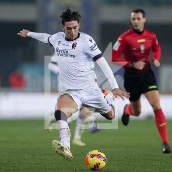2022-01-21 - Luis Thomas Binks (Bologna FC) shoots the ball - HELLAS VERONA FC VS BOLOGNA FC - ITALIAN SERIE A - SOCCER