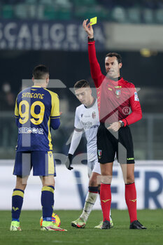 2022-01-21 - The referee Matteo Gariglio shows a yellow card to Giovanni Simeone (Hellas Verona FC) - HELLAS VERONA FC VS BOLOGNA FC - ITALIAN SERIE A - SOCCER