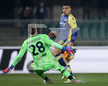 2022-01-21 - Lukasz Skorupski (Bologna FC) saves on Giovanni Simeone (Hellas Verona FC) shot - HELLAS VERONA FC VS BOLOGNA FC - ITALIAN SERIE A - SOCCER