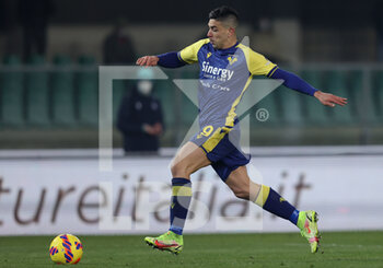 2022-01-21 - Giovanni Simeone (Hellas Verona FC) in action - HELLAS VERONA FC VS BOLOGNA FC - ITALIAN SERIE A - SOCCER