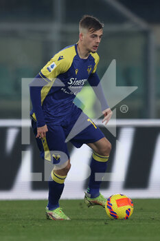 2022-01-21 - Ivan Ilic (Hellas Verona FC) in action - HELLAS VERONA FC VS BOLOGNA FC - ITALIAN SERIE A - SOCCER