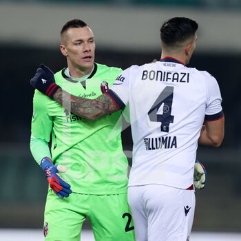 2022-01-21 - Kevin Bonifazi (Bologna FC) and Lukasz Skorupski (Bologna FC) - HELLAS VERONA FC VS BOLOGNA FC - ITALIAN SERIE A - SOCCER