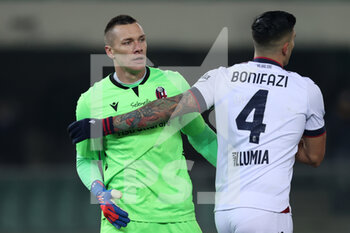 2022-01-21 - Kevin Bonifazi (Bologna FC) hugs Lukasz Skorupski (Bologna FC) - HELLAS VERONA FC VS BOLOGNA FC - ITALIAN SERIE A - SOCCER