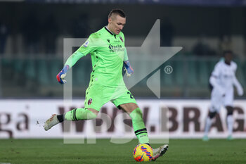 2022-01-21 - Lukasz Skorupski (Bologna FC) in action - HELLAS VERONA FC VS BOLOGNA FC - ITALIAN SERIE A - SOCCER