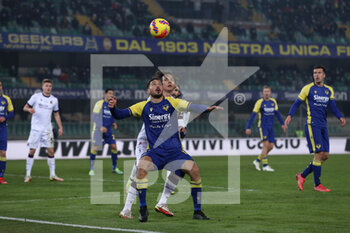 2022-01-21 - Federico Ceccherini (Hellas Verona FC) is challenged by Emanuel Vignato (Bologna FC) - HELLAS VERONA FC VS BOLOGNA FC - ITALIAN SERIE A - SOCCER