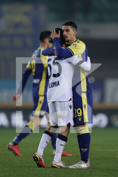2022-01-21 - Emanuel Vignato (Bologna FC) hugs Fabio Depaoli (Hellas Verona FC) - HELLAS VERONA FC VS BOLOGNA FC - ITALIAN SERIE A - SOCCER