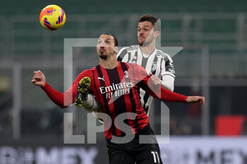 2022-01-23 - Zlatan Ibrahimovic (AC Milan) and Daniele Rugani (Juventus FC) battle for the ball - AC MILAN VS JUVENTUS FC - ITALIAN SERIE A - SOCCER