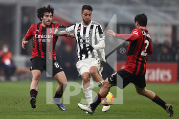2022-01-23 - Rodrigo Bentancur (Juventus FC) is challenged by Sandro Tonali (AC Milan) and Davide Calabria (AC Milan) - AC MILAN VS JUVENTUS FC - ITALIAN SERIE A - SOCCER