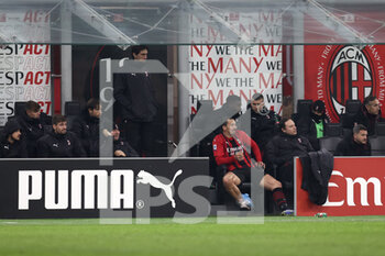 2022-01-23 - Zlatan Ibrahimovic (AC Milan) sits on the bench with ice on his ankle  - AC MILAN VS JUVENTUS FC - ITALIAN SERIE A - SOCCER