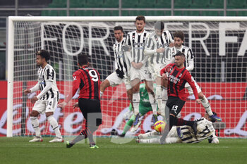 2022-01-23 - Olivier Giroud (AC Milan) shoots a free kick - AC MILAN VS JUVENTUS FC - ITALIAN SERIE A - SOCCER