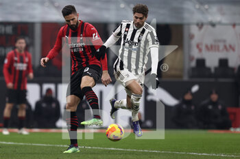 2022-01-23 - Olivier Giroud (AC Milan) is challenged by Manuel Locatelli (Juventus FC) - AC MILAN VS JUVENTUS FC - ITALIAN SERIE A - SOCCER