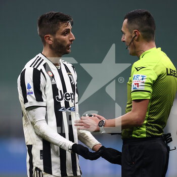 2022-01-23 - Rodrigo Bentancur (Juventus FC) talks to the referee Marco Di Bello - AC MILAN VS JUVENTUS FC - ITALIAN SERIE A - SOCCER