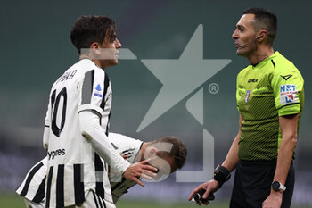 2022-01-23 - Paulo Dybala (Juventus FC) talks to the referee Marco Di Bello - AC MILAN VS JUVENTUS FC - ITALIAN SERIE A - SOCCER