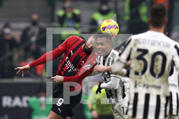 2022-01-23 - Olivier Giroud (AC Milan) and Alex Sandro (Juventus FC) battle for the ball  - AC MILAN VS JUVENTUS FC - ITALIAN SERIE A - SOCCER