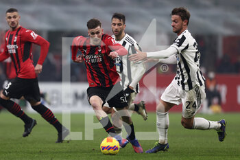 2022-01-23 - Alexis Saelemaekers (AC Milan) is challenged by Daniele Rugani (Juventus FC) - AC MILAN VS JUVENTUS FC - ITALIAN SERIE A - SOCCER