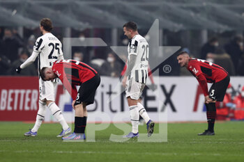 2022-01-23 - Alexis Saelemaekers (AC Milan) and Rade Krunic (AC Milan) on their knees while FC Juventus players Rabiot and Bernardeschi leave the pitch - AC MILAN VS JUVENTUS FC - ITALIAN SERIE A - SOCCER