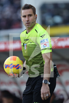 2022-01-23 - The referee Fourneau looks on while entering the pitch holding the ball in his hand - TORINO FC VS US SASSUOLO - ITALIAN SERIE A - SOCCER