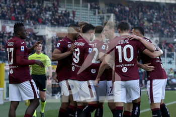 2022-01-23 - Antonio Sanabria (Torino FC) celebrates with his teammates after scoring his side's first goal of the match - TORINO FC VS US SASSUOLO - ITALIAN SERIE A - SOCCER