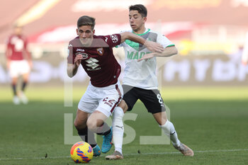 2022-01-23 - Dennis Praet (Torino FC) is challenged by Maxime Lopez (U.S. Sassuolo) - TORINO FC VS US SASSUOLO - ITALIAN SERIE A - SOCCER