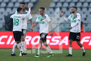 2022-01-23 - Giacomo Raspadori (U.S. Sassuolo) celebrates with his teammates after scoring the equaliser - TORINO FC VS US SASSUOLO - ITALIAN SERIE A - SOCCER