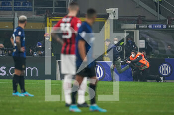 2022-02-05 - Invasion of a fan during the Italian championship Serie A football match between FC Internazionale and AC Milan on February 5, 2022 at Giuseppe Meazza stadium in Milan, Italy - FC INTERNAZIONALE VS AC MILAN - ITALIAN SERIE A - SOCCER