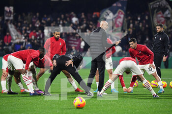 2022-02-19 - Milan's head coach Stefano Pioli gives instructions to his players during the warm-up - US SALERNITANA VS AC MILAN - ITALIAN SERIE A - SOCCER