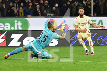 2022-02-19 - Salernitana's goalkeeper Luigi Sepe save on Milan's forward Oliver Giroud  - US SALERNITANA VS AC MILAN - ITALIAN SERIE A - SOCCER