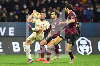 2022-02-19 - Milan's forward Oliver Giroud in action against Salernitana's defenders Luca Ranieri and Federico Fazio  - US SALERNITANA VS AC MILAN - ITALIAN SERIE A - SOCCER