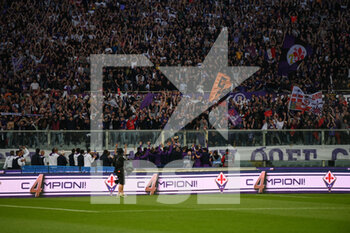 2022-05-09 - Acf Fiorentina young team celebrating the victory of Italy Cup with supporters - ACF FIORENTINA VS AS ROMA - ITALIAN SERIE A - SOCCER