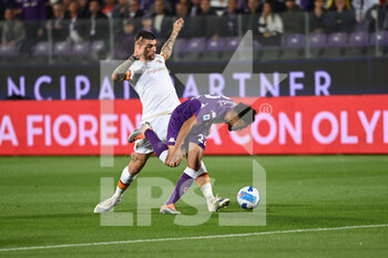 2022-05-09 - Mancini (As Roma) in action over Gonzalez (Acf Fiorentina) - ACF FIORENTINA VS AS ROMA - ITALIAN SERIE A - SOCCER