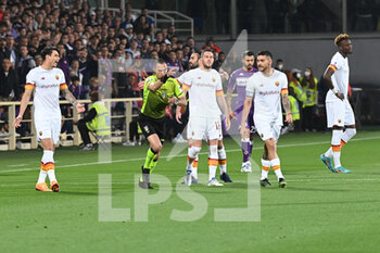 2022-05-09 - Te referee of the match Guida after a check of the var gave a penalty to Afc Fiorentina - ACF FIORENTINA VS AS ROMA - ITALIAN SERIE A - SOCCER