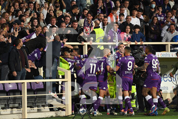 2022-05-09 - Fiorentina Team celebrating Bonaventura's goal with their supporters - ACF FIORENTINA VS AS ROMA - ITALIAN SERIE A - SOCCER
