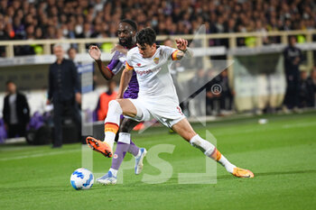 2022-05-09 - Ibanez (as roma) in actioon on Ikone (Acf Fiorentina) - ACF FIORENTINA VS AS ROMA - ITALIAN SERIE A - SOCCER