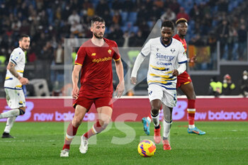 2022-02-19 - Bryan Cristante (AS Roma)  during the  Italian Football Championship League A 2021/2022 match between AS Roma vs Hellas Verona FC at the Olimpic Stadium in Rome  on 19 February 2021. - AS ROMA VS HELLAS VERONA FC - ITALIAN SERIE A - SOCCER