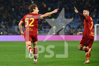 2022-02-19 - Edoardo Bove (AS Roma) celebrates after scoring the goal 2-2 during the  Italian Football Championship League A 2021/2022 match between AS Roma vs Hellas Verona FC at the Olimpic Stadium in Rome  on 19 February 2021. - AS ROMA VS HELLAS VERONA FC - ITALIAN SERIE A - SOCCER