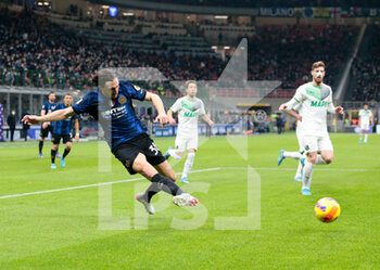 2022-02-20 - Matteo Darmian of Inter  during the Italian Serie A football match between FC Inter and Sassuolo Calcio on February 20, 2022 at San Siro - Giuseppe Meazza stadium in Milano , Italy - INTER - FC INTERNAZIONALE VS US SASSUOLO - ITALIAN SERIE A - SOCCER