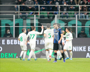 2022-02-20 - Sassuolo team celebrating the first goal during the Italian Serie A football match between FC Inter and Sassuolo Calcio on February 20, 2022 at San Siro - Giuseppe Meazza stadium in Milano , Italy - INTER - FC INTERNAZIONALE VS US SASSUOLO - ITALIAN SERIE A - SOCCER