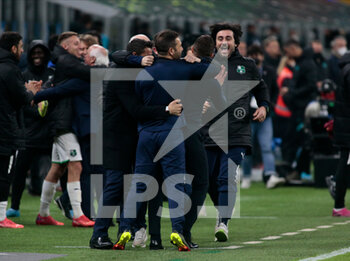 2022-02-20 - Alessio Dionisi, Manager of US Sassuolo celebrating with his staff during the Italian Serie A football match between FC Inter and Sassuolo Calcio on February 20, 2022 at San Siro - Giuseppe Meazza stadium in Milano , Italy - INTER - FC INTERNAZIONALE VS US SASSUOLO - ITALIAN SERIE A - SOCCER