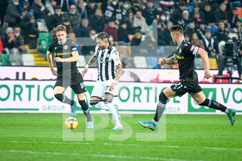 2022-02-20 - Udinese's Roberto Maximiliano Pereyra in action against Lazio's Toma Basic - UDINESE CALCIO VS SS LAZIO - ITALIAN SERIE A - SOCCER