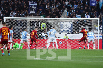 2022-03-20 - Tammy Abraham of Roma scores 1-0 goal during the Italian championship Serie A football match between AS Roma and SS Lazio on March 20, 2022 at Stadio Olimpico in Rome, Italy - AS ROMA VS SS LAZIO - ITALIAN SERIE A - SOCCER