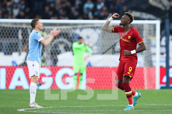 2022-03-20 - Tammy Abraham of Roma (R) celebrates after scoring 1-0 goal during the Italian championship Serie A football match between AS Roma and SS Lazio on March 20, 2022 at Stadio Olimpico in Rome, Italy - AS ROMA VS SS LAZIO - ITALIAN SERIE A - SOCCER