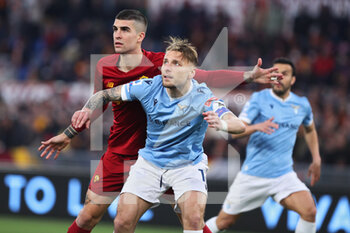 2022-03-20 - Gianluca Mancini of Roma (L) and Ciro Immobile of Lazio (R) in action during the Italian championship Serie A football match between AS Roma and SS Lazio on March 20, 2022 at Stadio Olimpico in Rome, Italy - AS ROMA VS SS LAZIO - ITALIAN SERIE A - SOCCER