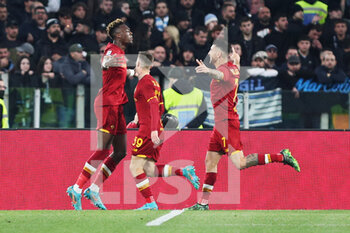 2022-03-20 - Tammy Abraham of Roma celebrates with his teammates after scoring 2-0 goal during the Italian championship Serie A football match between AS Roma and SS Lazio on March 20, 2022 at Stadio Olimpico in Rome, Italy - AS ROMA VS SS LAZIO - ITALIAN SERIE A - SOCCER