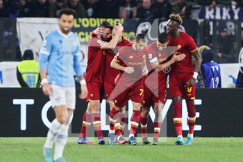 2022-03-20 - Tammy Abraham of Roma celebrates with his teammates after scoring 2-0 goal during the Italian championship Serie A football match between AS Roma and SS Lazio on March 20, 2022 at Stadio Olimpico in Rome, Italy - AS ROMA VS SS LAZIO - ITALIAN SERIE A - SOCCER