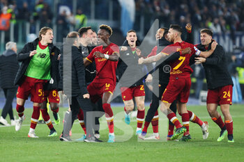2022-03-20 - Lorenzo Pellegrini of Roma celebrates with his teammates after scoring 3-0 goal during the Italian championship Serie A football match between AS Roma and SS Lazio on March 20, 2022 at Stadio Olimpico in Rome, Italy - AS ROMA VS SS LAZIO - ITALIAN SERIE A - SOCCER