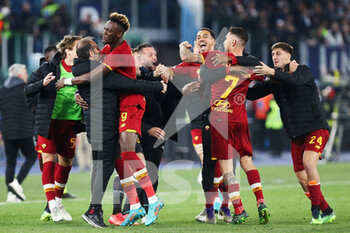2022-03-20 - Lorenzo Pellegrini of Roma celebrates with his teammates after scoring 3-0 goal during the Italian championship Serie A football match between AS Roma and SS Lazio on March 20, 2022 at Stadio Olimpico in Rome, Italy - AS ROMA VS SS LAZIO - ITALIAN SERIE A - SOCCER