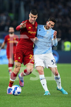 2022-03-20 - Gianluca Mancini of Roma (L) vies for the ball with Danilo Cataldi of Lazio (R) during the Italian championship Serie A football match between AS Roma and SS Lazio on March 20, 2022 at Stadio Olimpico in Rome, Italy - AS ROMA VS SS LAZIO - ITALIAN SERIE A - SOCCER
