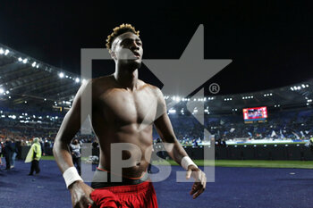 2022-03-20 - Tammy Abraham of Roma celebrates the victory with his supporters at the end of during the Italian championship Serie A football match between AS Roma and SS Lazio on March 20, 2022 at Stadio Olimpico in Rome, Italy - AS ROMA VS SS LAZIO - ITALIAN SERIE A - SOCCER