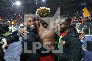 2022-03-20 - Ainsley Maitland-Niles (L), Tammy Abraham (C) and Felix Afena-Gyan (R) of Roma celebrate the victory with their supporters at the end of during the Italian championship Serie A football match between AS Roma and SS Lazio on March 20, 2022 at Stadio Olimpico in Rome, Italy - AS ROMA VS SS LAZIO - ITALIAN SERIE A - SOCCER