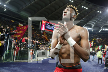 2022-03-20 - Tammy Abraham of Roma celebrates at the end of the the Italian championship Serie A football match between AS Roma and SS Lazio on March 20, 2022 at Stadio Olimpico in Rome, Italy - AS ROMA VS SS LAZIO - ITALIAN SERIE A - SOCCER